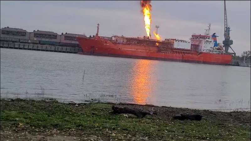 Navă turcească cu 4.000 tone GPL arde în Chilia Veche. Risc de explozie pe 5 km