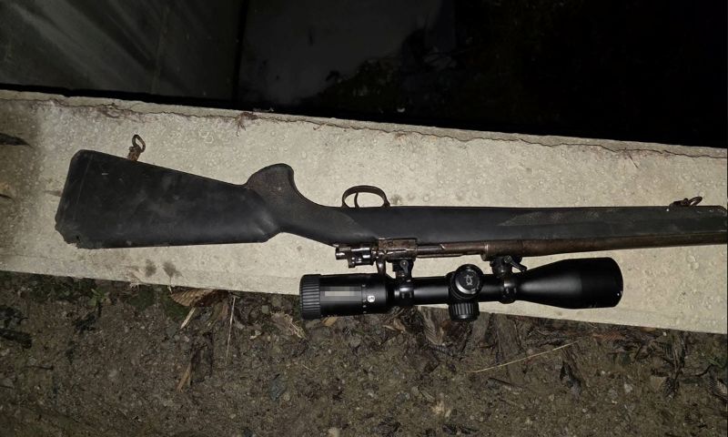 Armă de vânătoare cu lunetă ascunsă în mașină la Vișeu