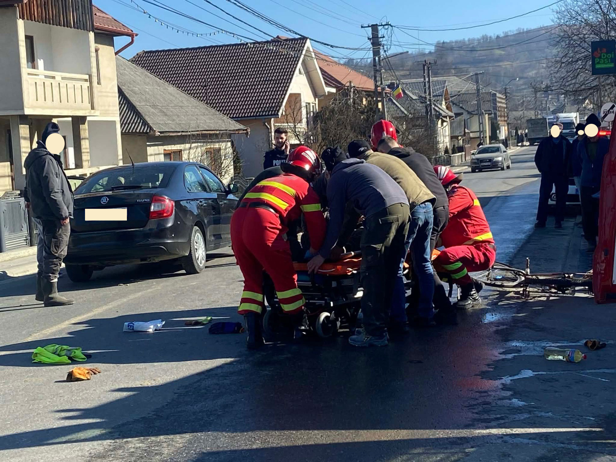 Accident grav pe DJ 186 la Săliștea de Sus - Biciclist lovit violent de o mașină, traficul blocat
