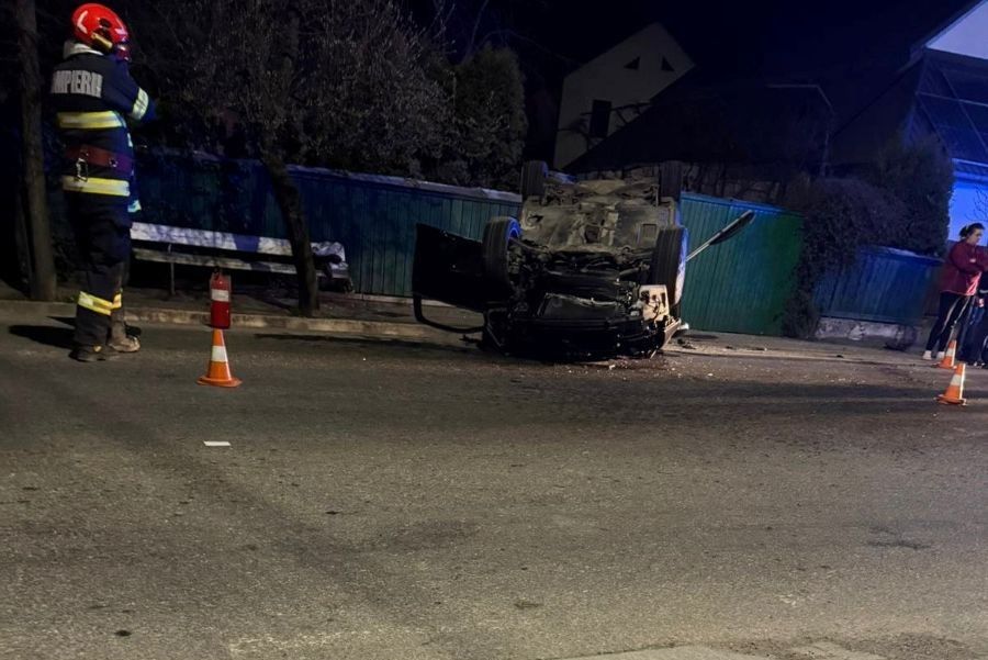 ACCIDENT în ROZAVLEA - Autoturism cu trei tineri la bord, răsturnat pe plafon. Șoferul de 19 ani a fost transportat la spital