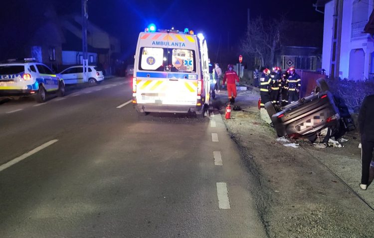 ACCIDENT în SARASĂU - Autoturism răsturnat în șanț, două persoane rănite