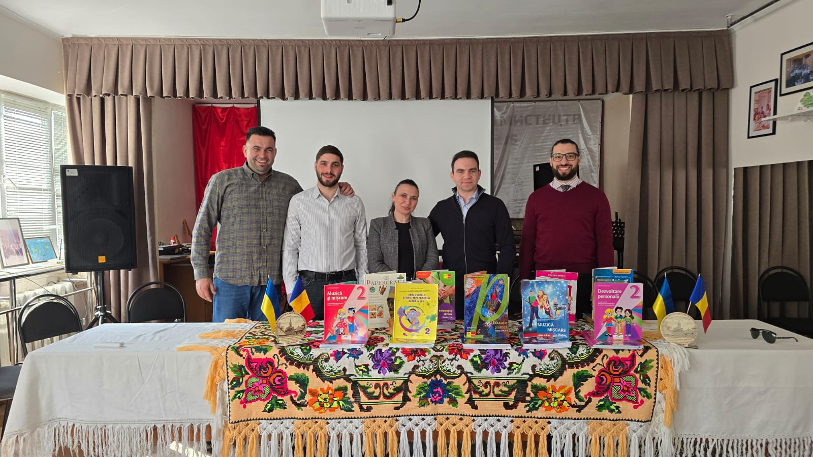 FOTO - Consulatul României la Slatina a distribuit aproximativ 2.000 de cărți în limba română școlilor din Transcarpatia