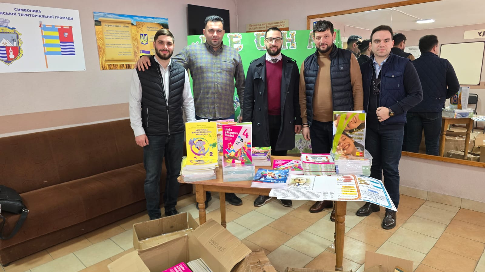 FOTO - Consulatul României la Slatina a distribuit aproximativ 2.000 de cărți în limba română școlilor din Transcarpatia
