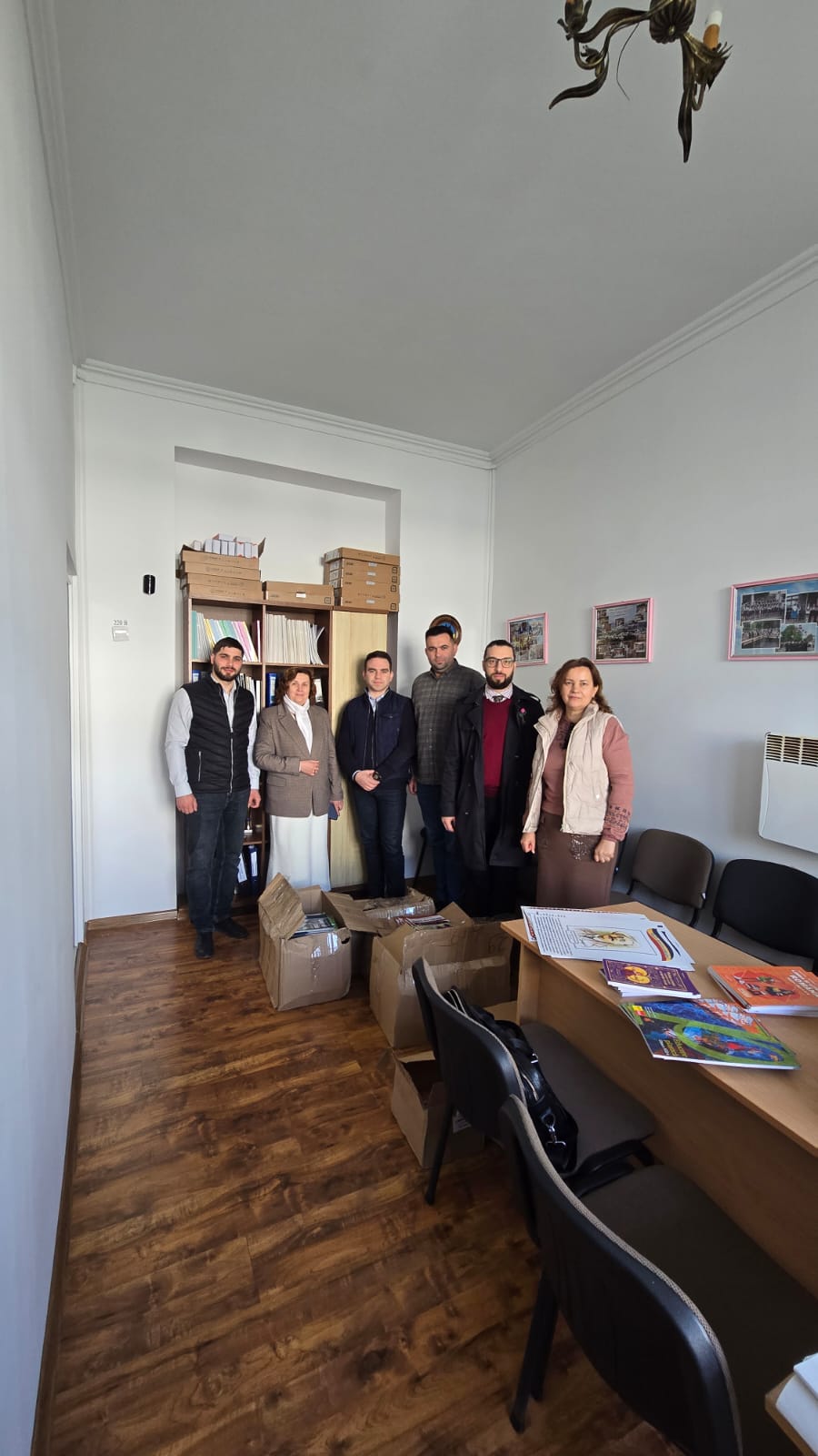 FOTO - Consulatul României la Slatina a distribuit aproximativ 2.000 de cărți în limba română școlilor din Transcarpatia