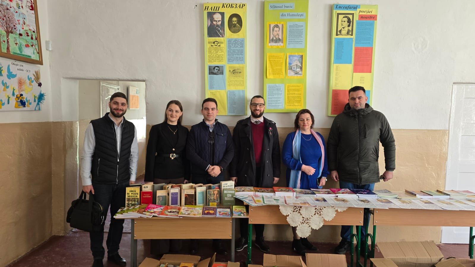 FOTO - Consulatul României la Slatina a distribuit aproximativ 2.000 de cărți în limba română școlilor din Transcarpatia