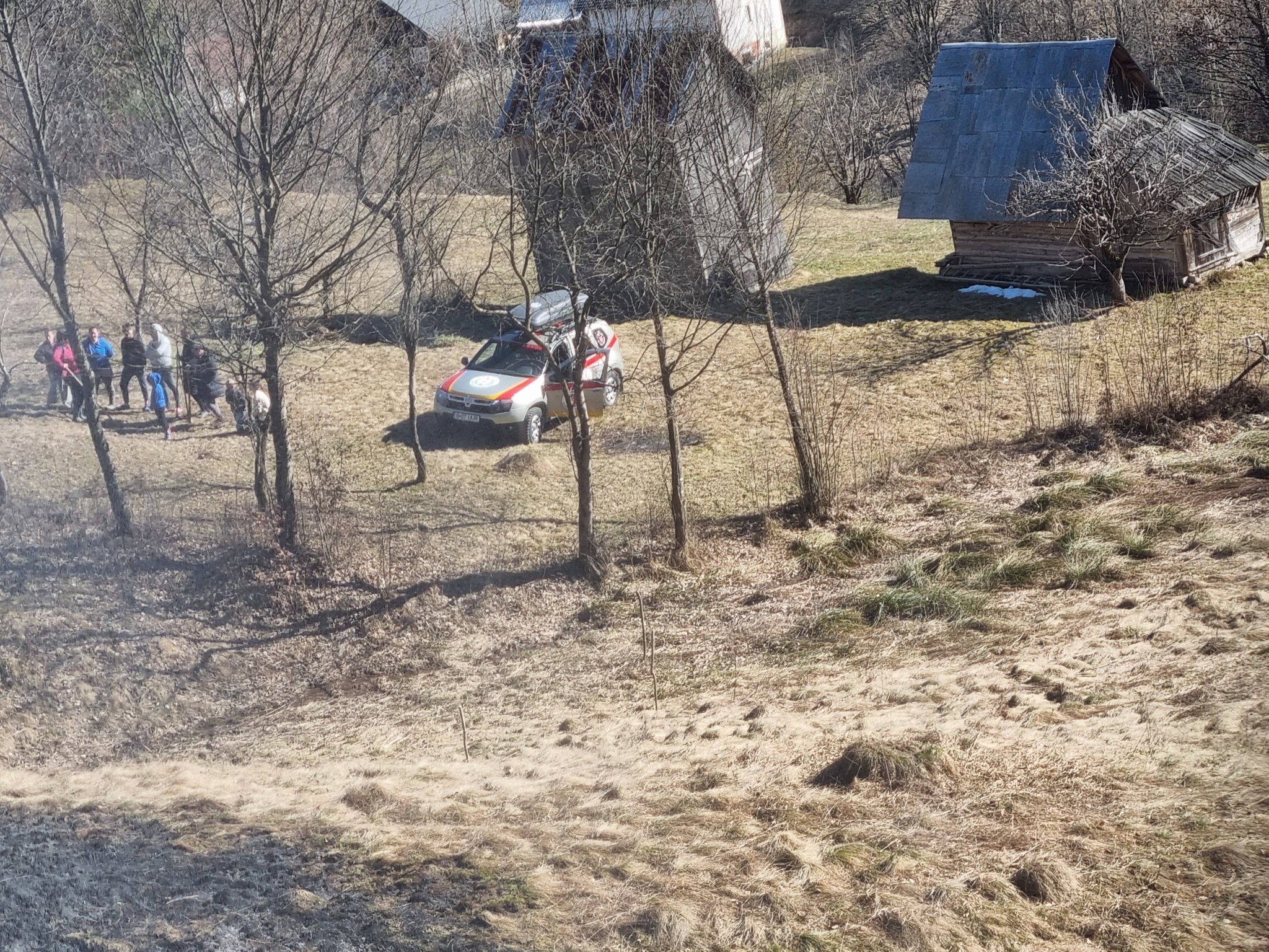 FOTO - Incendiu de vegetație în Poienile de sub Munte