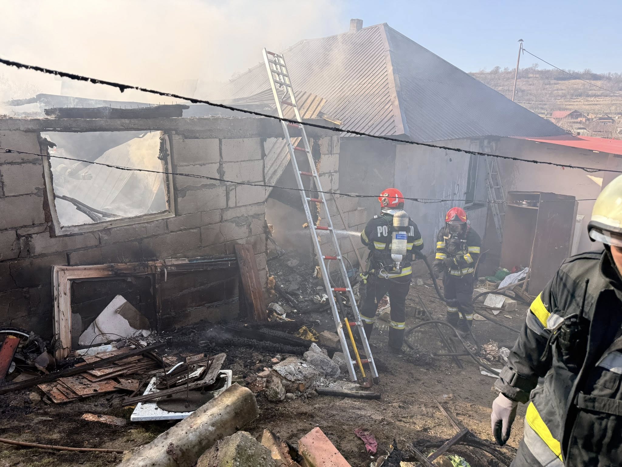 FOTO: INCENDIU în Baba, comuna Coroieni - Casă mistuită de flăcări
