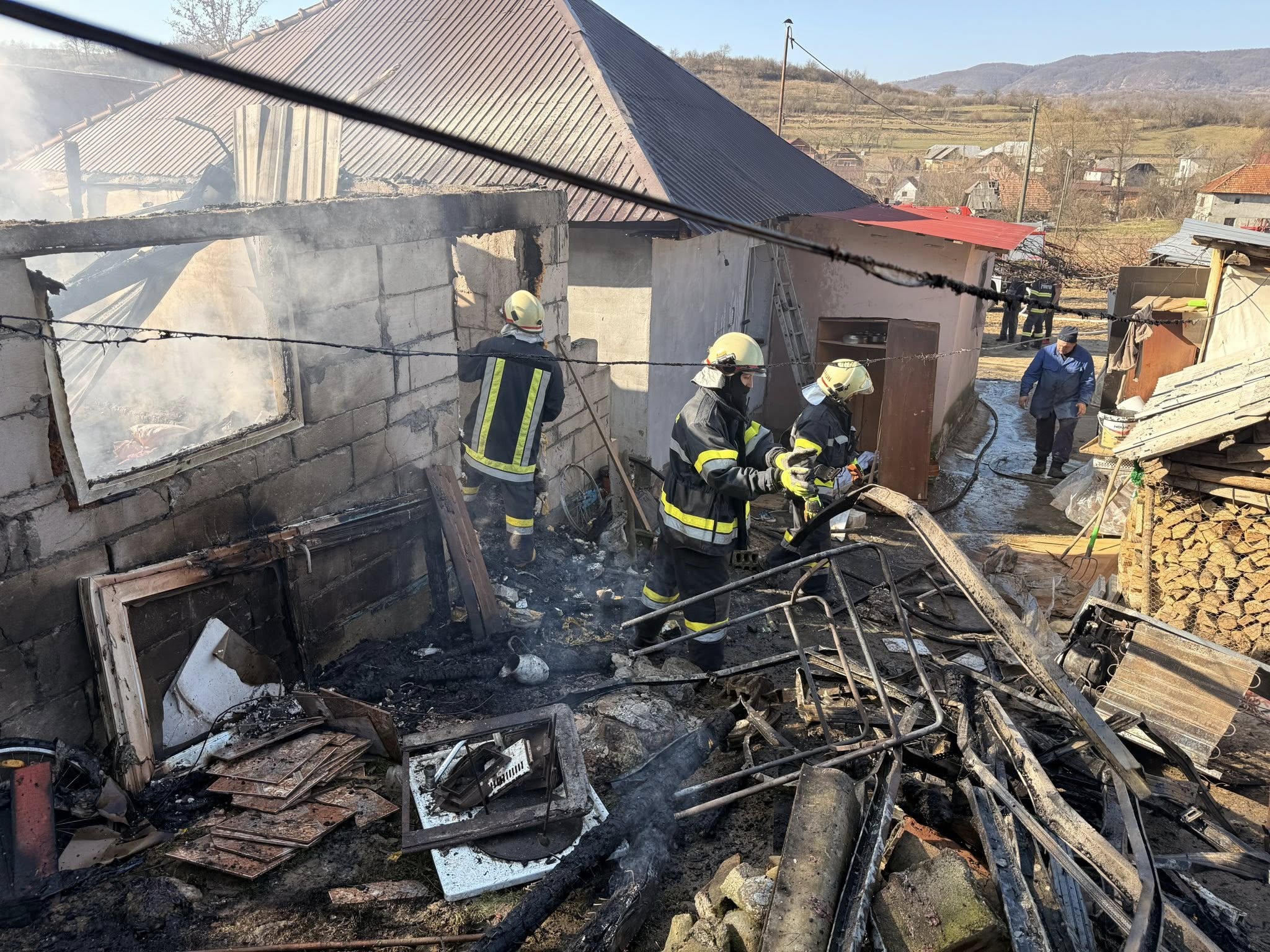 FOTO: INCENDIU în Baba, comuna Coroieni - Casă mistuită de flăcări