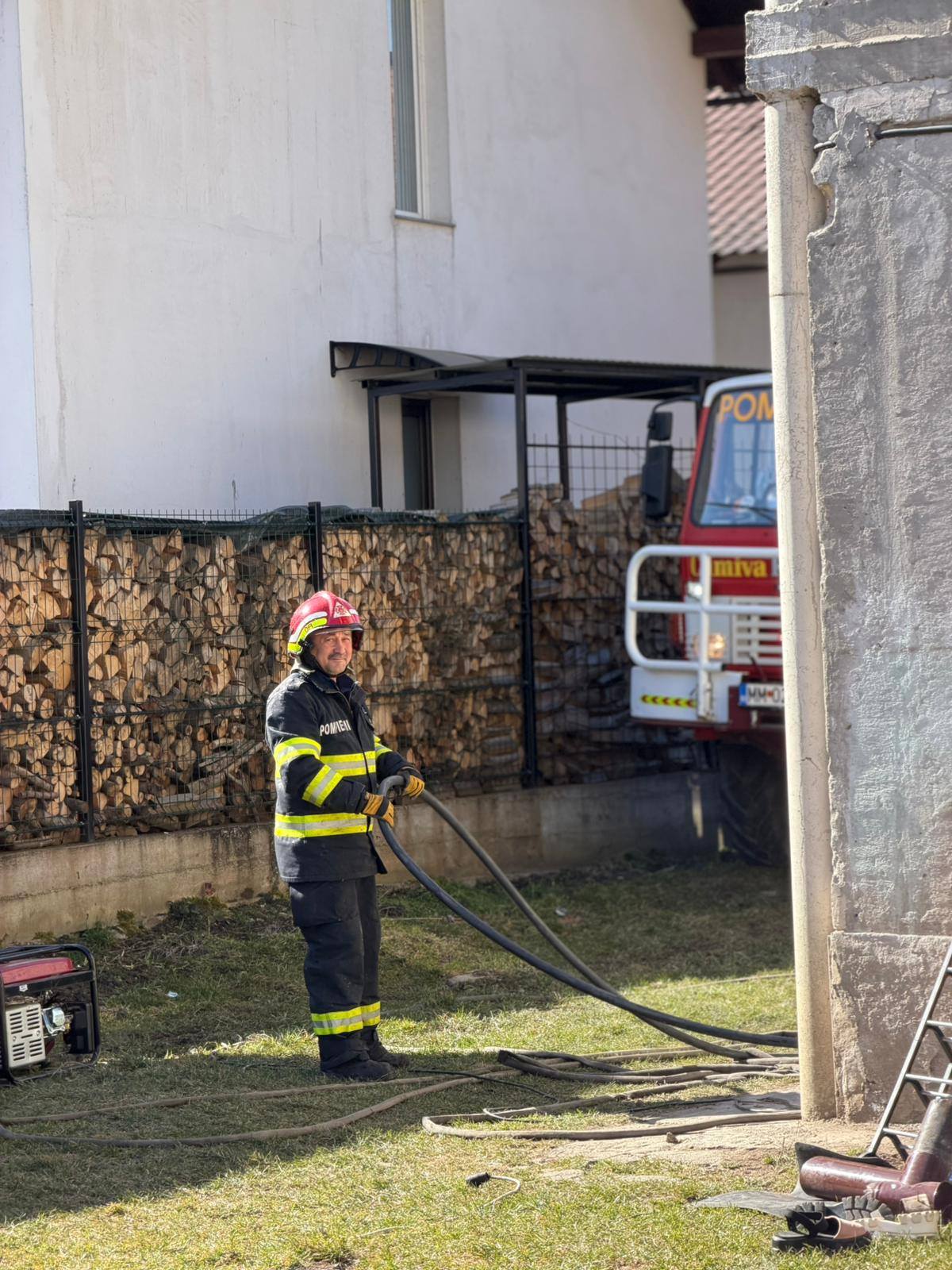 FOTO - INCENDIU în REPEDEA. SVSU Poienile de sub Munte a stins rapid un incendiu la o locuință. Nu sunt victime