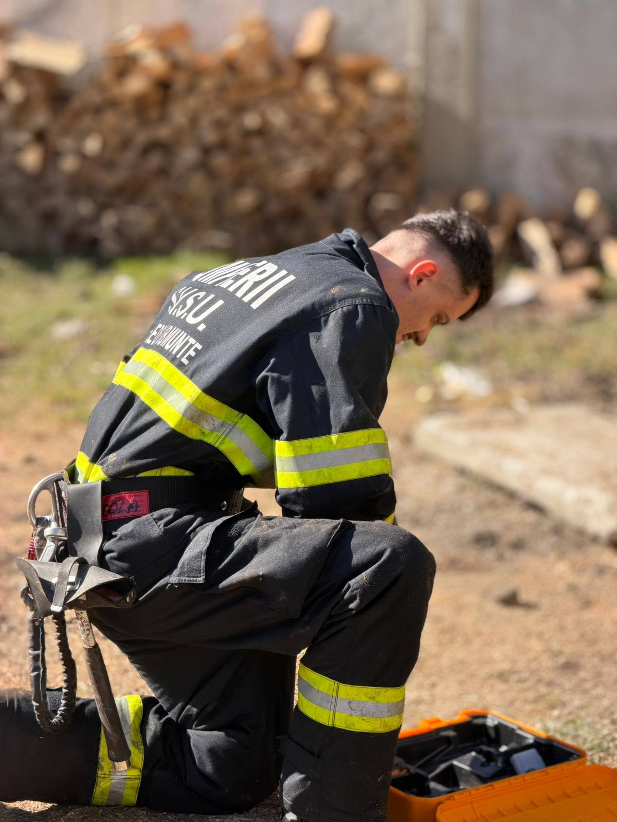 FOTO - INCENDIU în REPEDEA. SVSU Poienile de sub Munte a stins rapid un incendiu la o locuință. Nu sunt victime