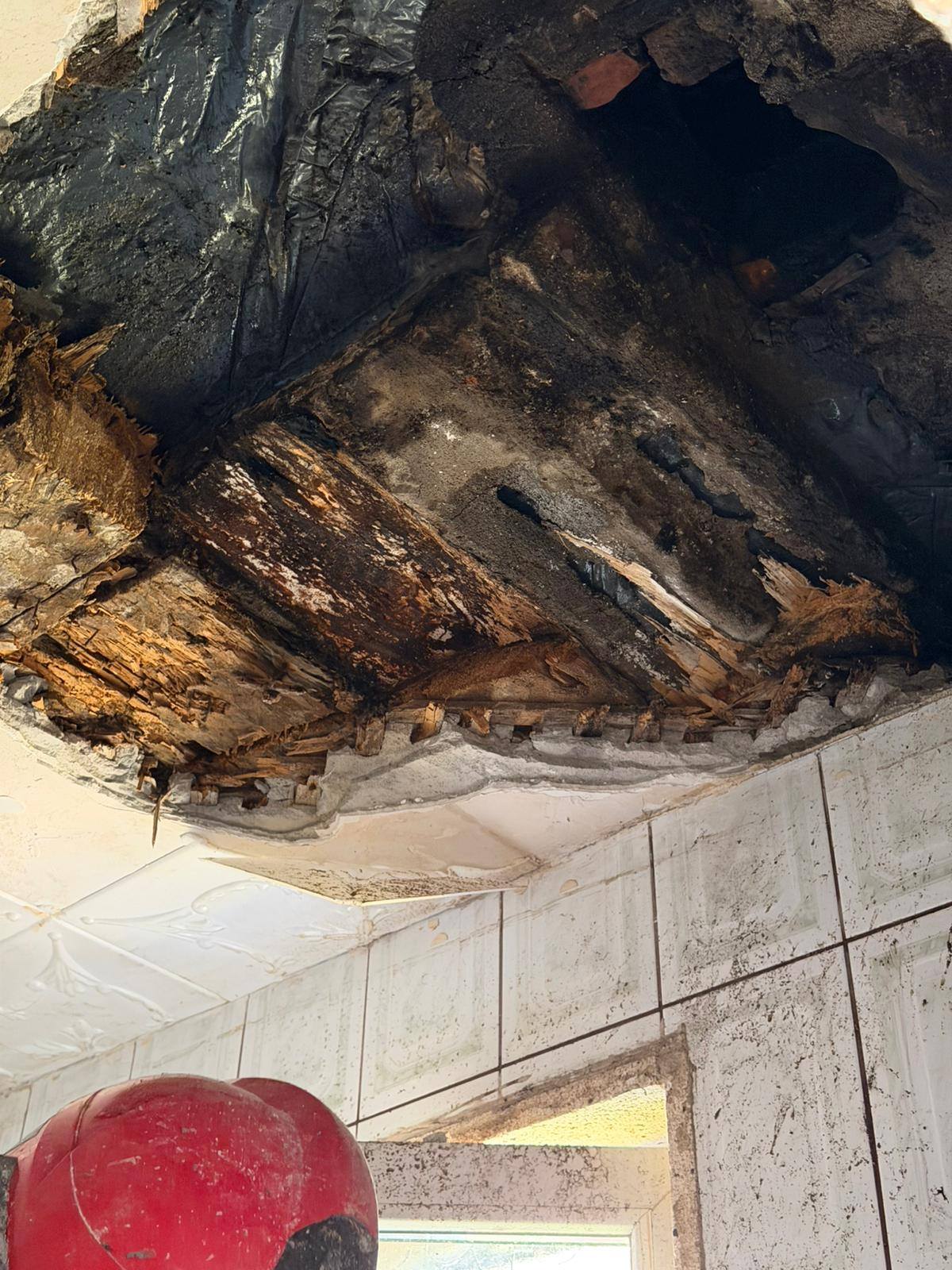 FOTO - INCENDIU în REPEDEA. SVSU Poienile de sub Munte a stins rapid un incendiu la o locuință. Nu sunt victime