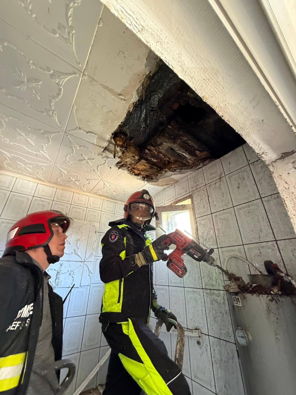FOTO - INCENDIU în REPEDEA. SVSU Poienile de sub Munte a stins rapid un incendiu la o locuință. Nu sunt victime