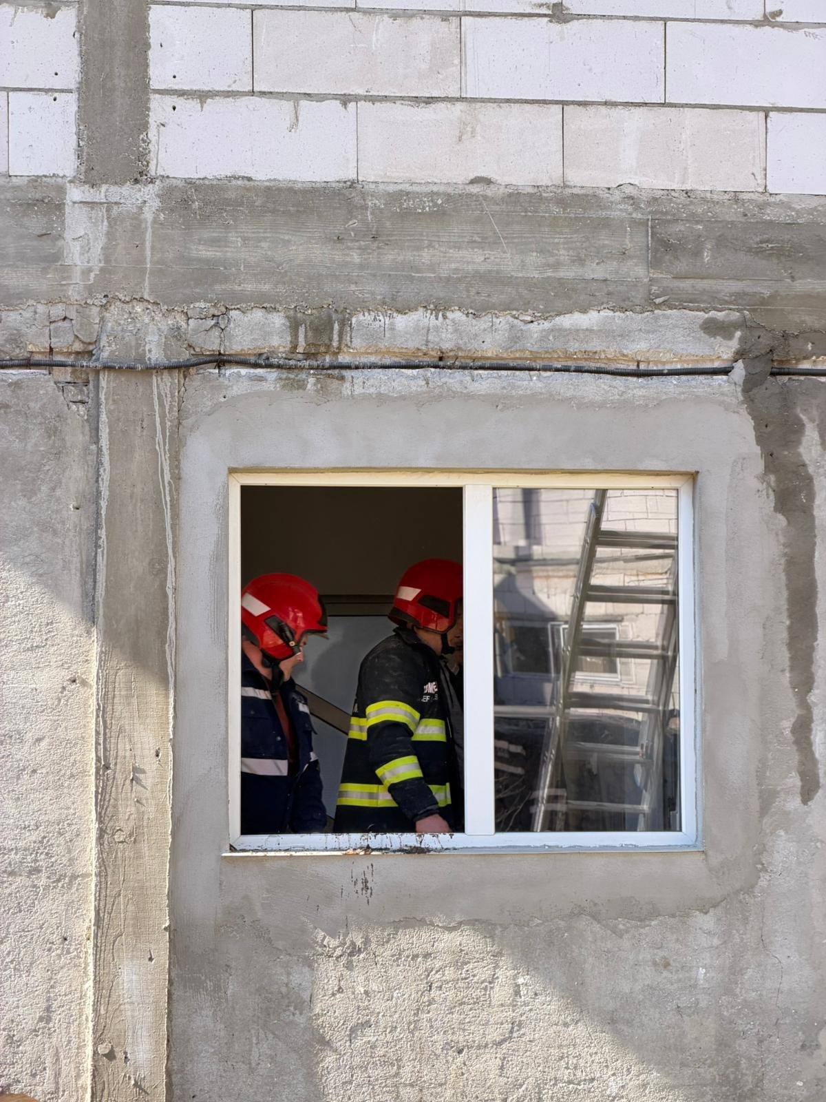 FOTO - INCENDIU în REPEDEA. SVSU Poienile de sub Munte a stins rapid un incendiu la o locuință. Nu sunt victime