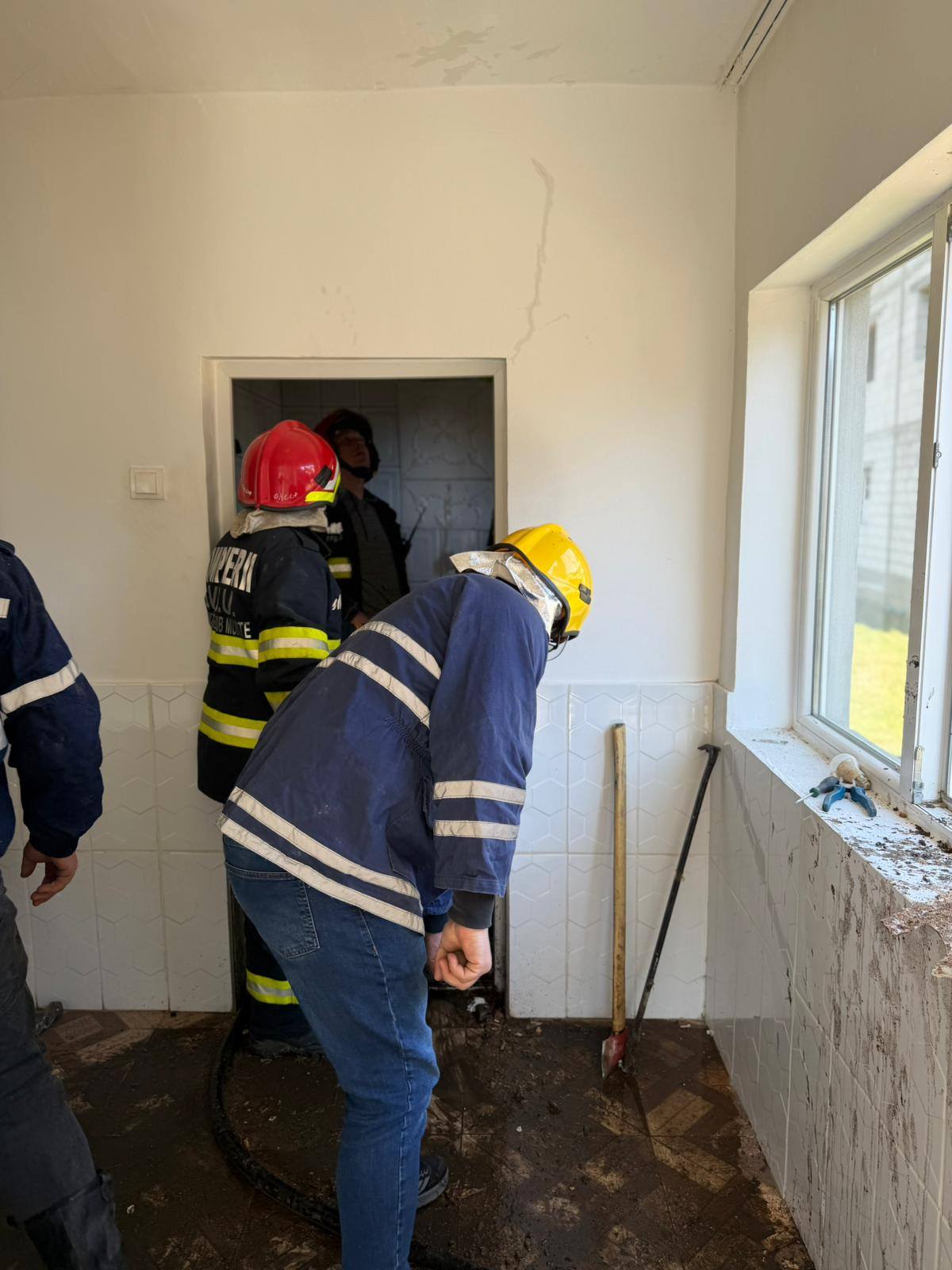 FOTO - INCENDIU în REPEDEA. SVSU Poienile de sub Munte a stins rapid un incendiu la o locuință. Nu sunt victime