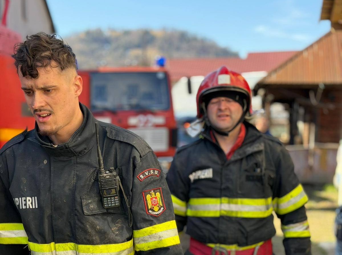 FOTO - INCENDIU în REPEDEA. SVSU Poienile de sub Munte a stins rapid un incendiu la o locuință. Nu sunt victime