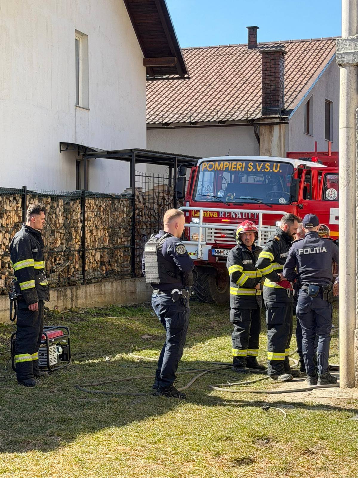 FOTO - INCENDIU în REPEDEA. SVSU Poienile de sub Munte a stins rapid un incendiu la o locuință. Nu sunt victime
