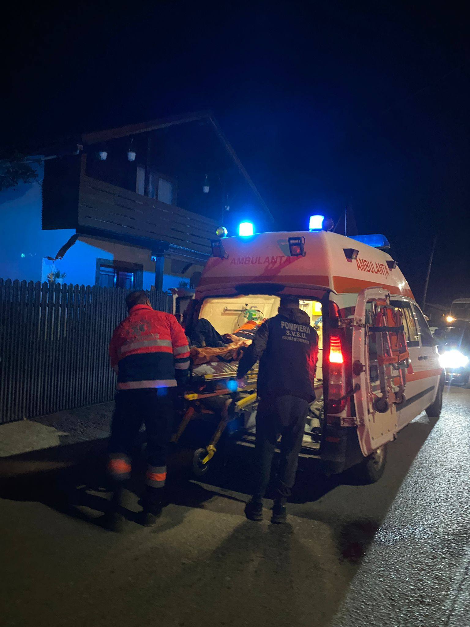 FOTO: Intervenție complexă SVSU Poienile de sub Munte - Arbore căzut pe cabluri electrice și victimă rănită pe drum