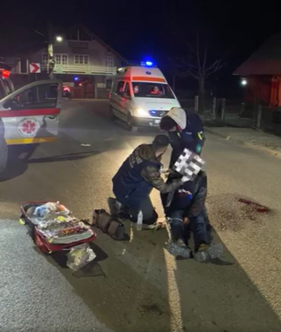 FOTO: Intervenție complexă SVSU Poienile de sub Munte - Arbore căzut pe cabluri electrice și victimă rănită pe drum
