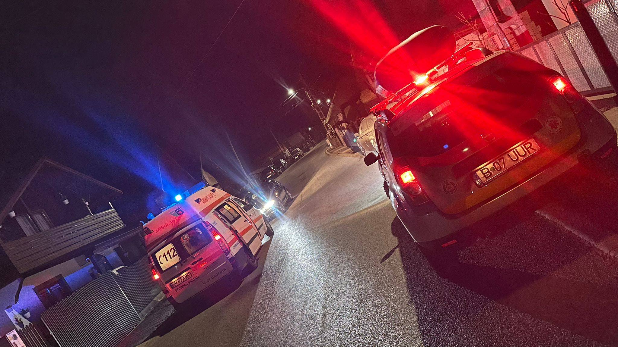 FOTO: Intervenție complexă SVSU Poienile de sub Munte - Arbore căzut pe cabluri electrice și victimă rănită pe drum
