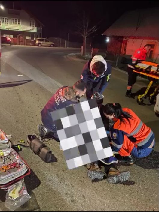 FOTO: Intervenție complexă SVSU Poienile de sub Munte - Arbore căzut pe cabluri electrice și victimă rănită pe drum