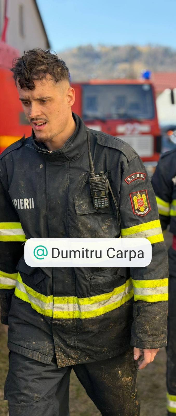 FOTO: Intervenție complexă SVSU Poienile de sub Munte - Arbore căzut pe cabluri electrice și victimă rănită pe drum