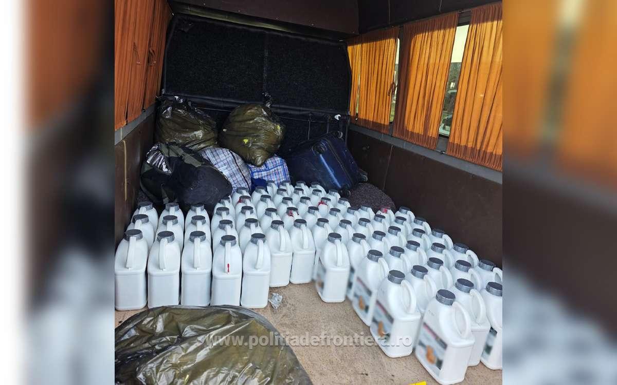 FOTO&VIDEO: Contrabandă cu insecticid - Aproape o tonă de insecticid fără acte, confiscată la frontieră. Patru persoane, cercetate penal