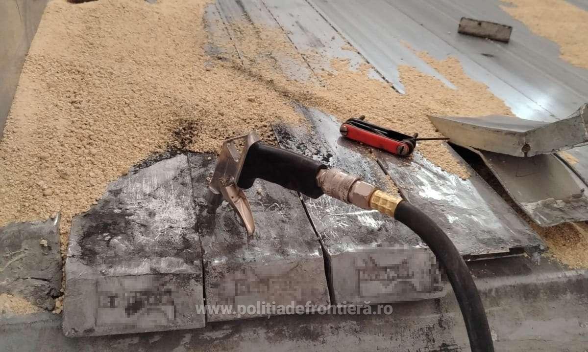 FOTO&VIDEO - Contrabandă cu țigări de 63.000 euro, ascunse ingenios în podeaua unui TIR cu furaje de soia
