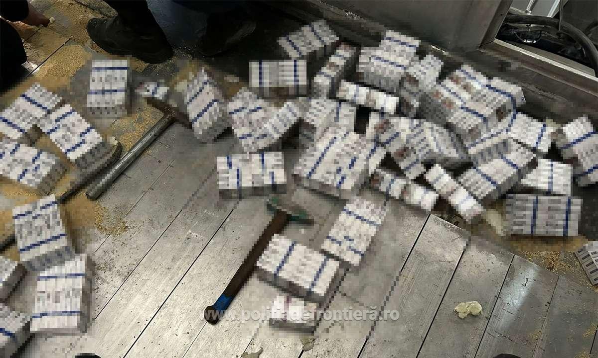 FOTO&VIDEO - Contrabandă cu țigări de 63.000 euro, ascunse ingenios în podeaua unui TIR cu furaje de soia