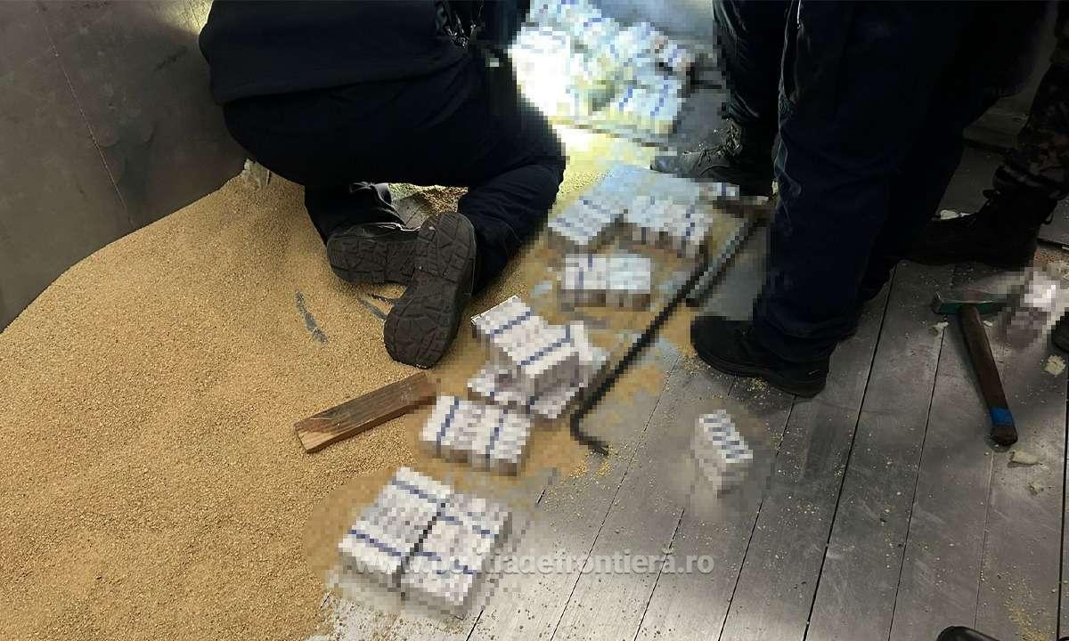 FOTO&VIDEO - Contrabandă cu țigări de 63.000 euro, ascunse ingenios în podeaua unui TIR cu furaje de soia