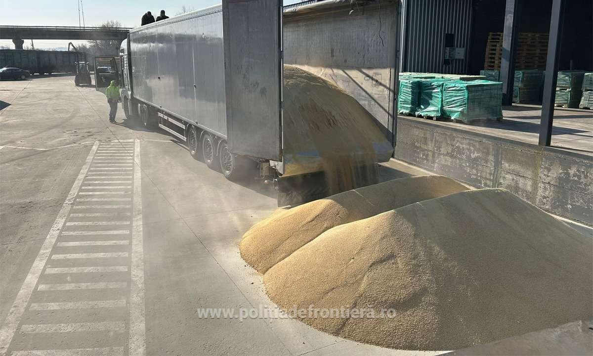 FOTO&VIDEO - Contrabandă cu țigări de 63.000 euro, ascunse ingenios în podeaua unui TIR cu furaje de soia