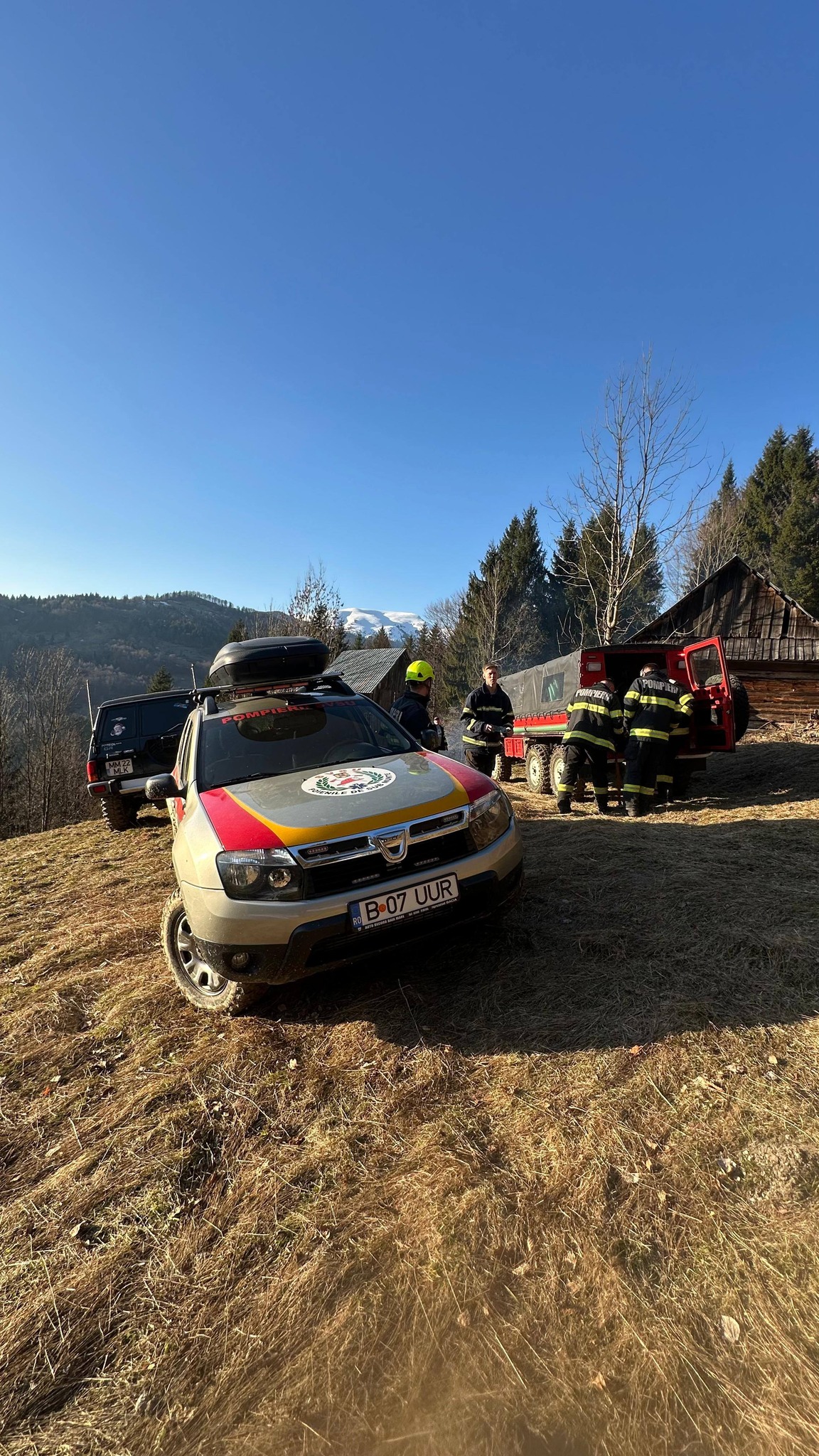 FOTO&VIDEO: Incendiu de vegetație în Poienile de sub Munte - O victimă transportată la spital și un șopru distrus de flăcări