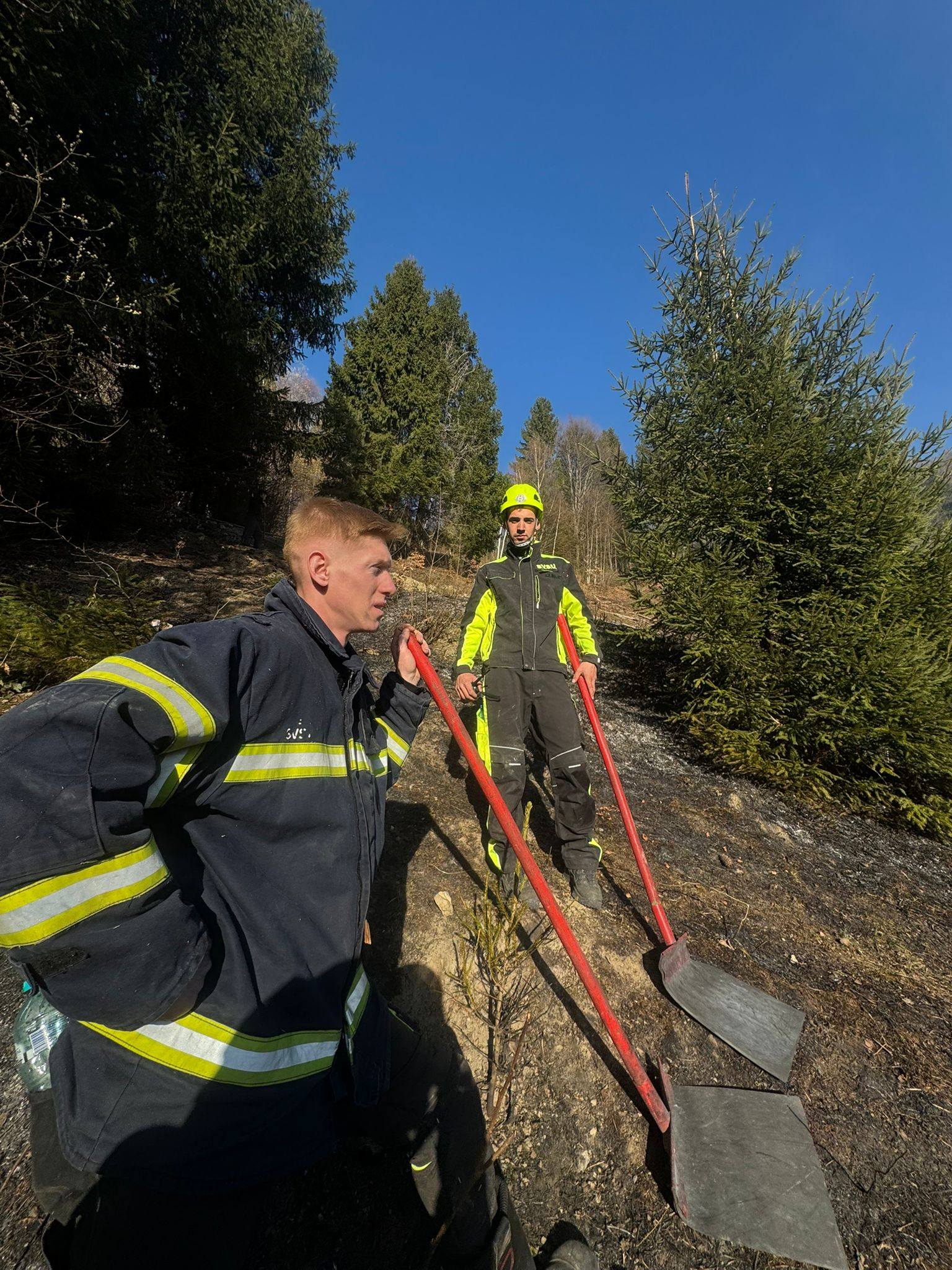 FOTO&VIDEO: Incendiu de vegetație în Poienile de sub Munte - O victimă transportată la spital și un șopru distrus de flăcări