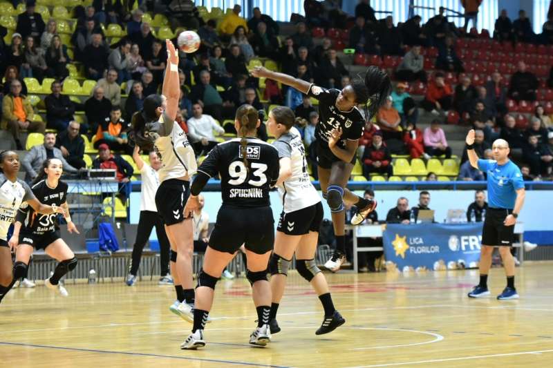 Handbal feminin: CS Minaur Baia Mare obține o victorie importantă cu CSM Târgu Jiu – 25-23