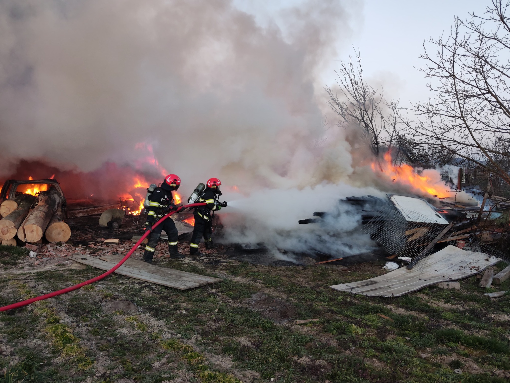 Incendiu violent în Șomcuta Mare - Două case și cinci mașini distruse după o scânteie de la sudură