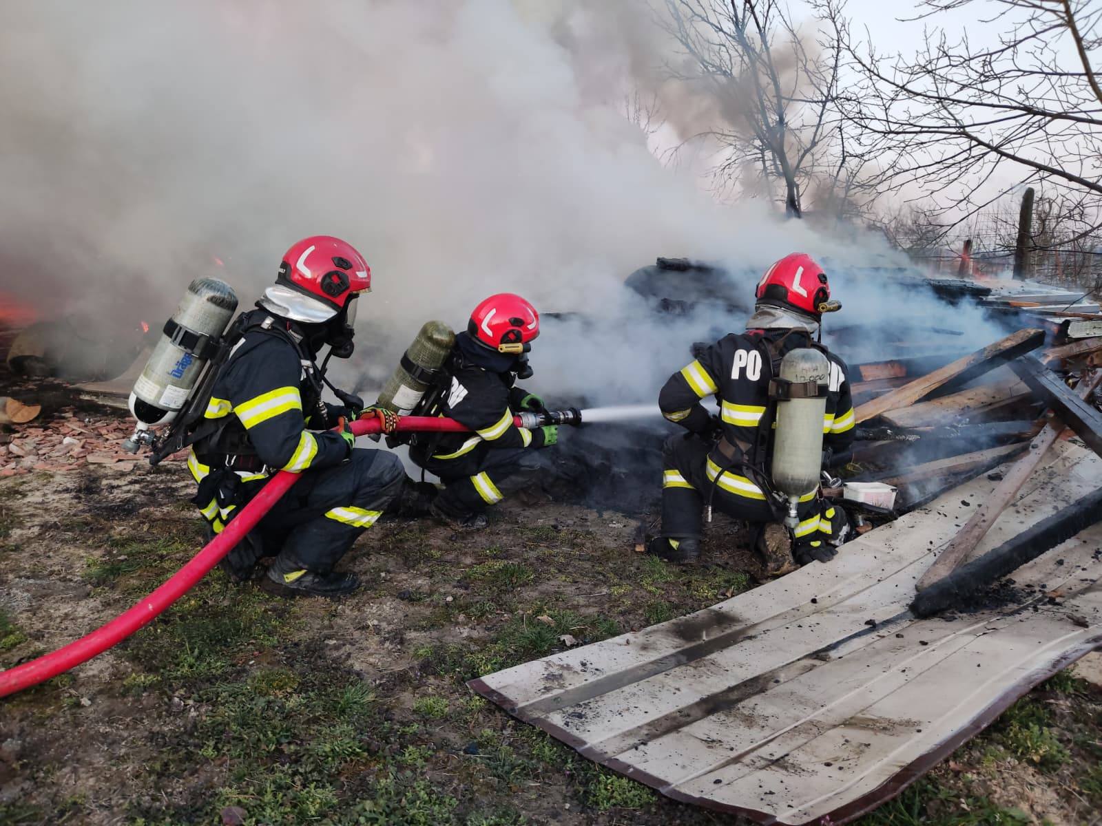 Incendiu violent în Șomcuta Mare - Două case și cinci mașini distruse după o scânteie de la sudură