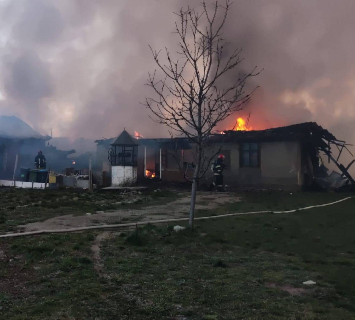 Incendiu violent în Șomcuta Mare - Două case și cinci mașini distruse după o scânteie de la sudură