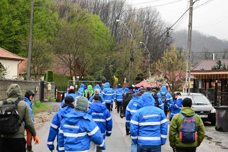 Jandarmii maramureșeni au curățat malurile râului Firiza în cadrul campaniei „Maramureșul Curat”