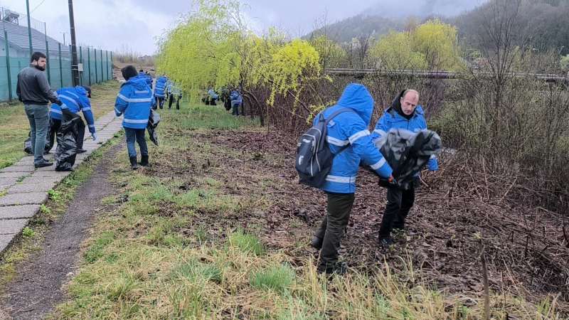 Jandarmii maramureșeni au curățat malurile râului Firiza în cadrul campaniei „Maramureșul Curat”