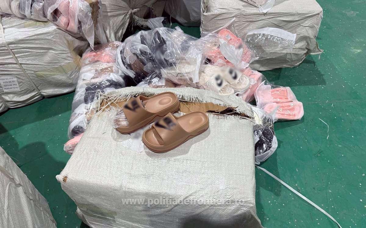 Polițiștii de frontieră au descoperit 468 de perechi de șlapi cu însemne false într-un microbuz înmatriculat în Ucraina