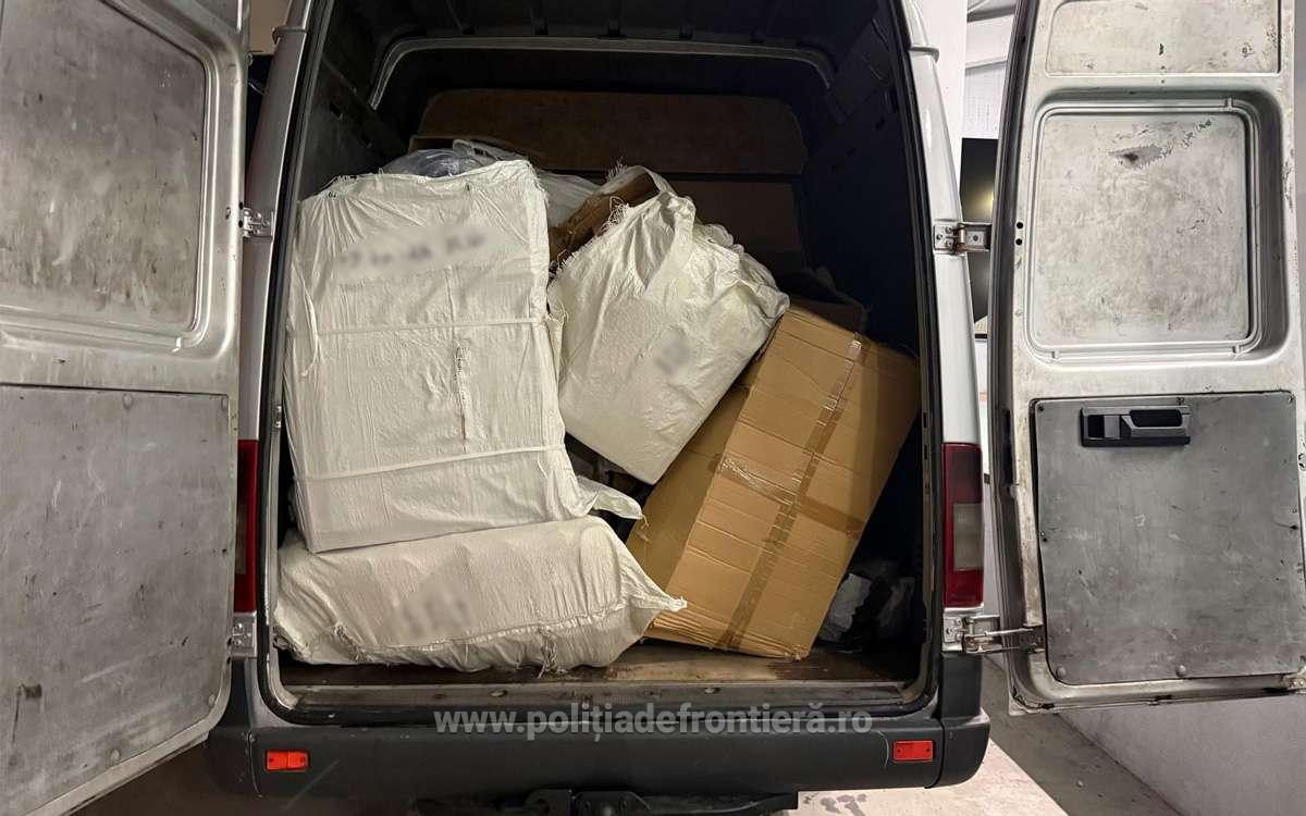 Polițiștii de frontieră au descoperit 468 de perechi de șlapi cu însemne false într-un microbuz înmatriculat în Ucraina