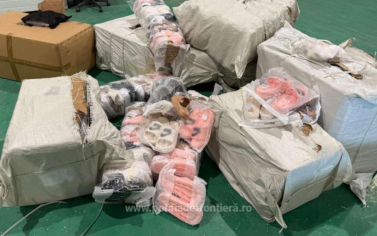 Polițiștii de frontieră au descoperit 468 de perechi de șlapi cu însemne false într-un microbuz înmatriculat în Ucraina