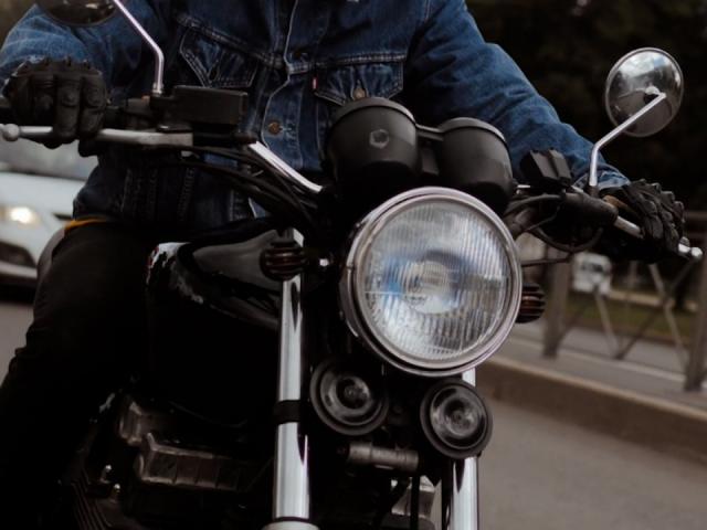 Tânăr de 18 ani, urmărit și prins de polițiști după ce a refuzat să oprească. Nu avea permis pentru motocicletă