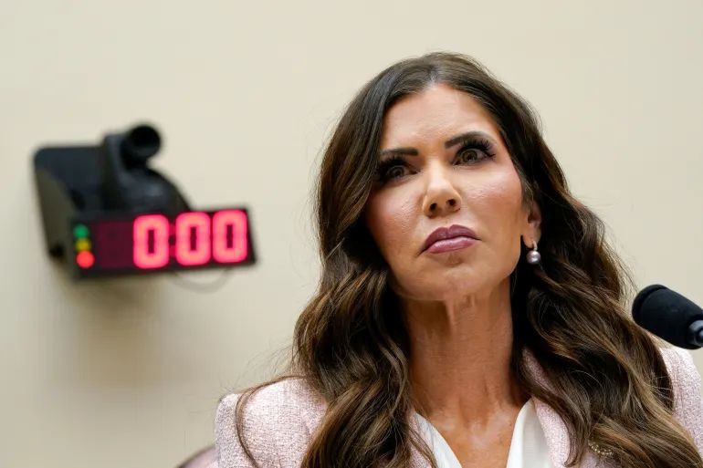 Trump o destituie pe Kristi Noem de la conducerea Departamentului pentru Securitate Internă