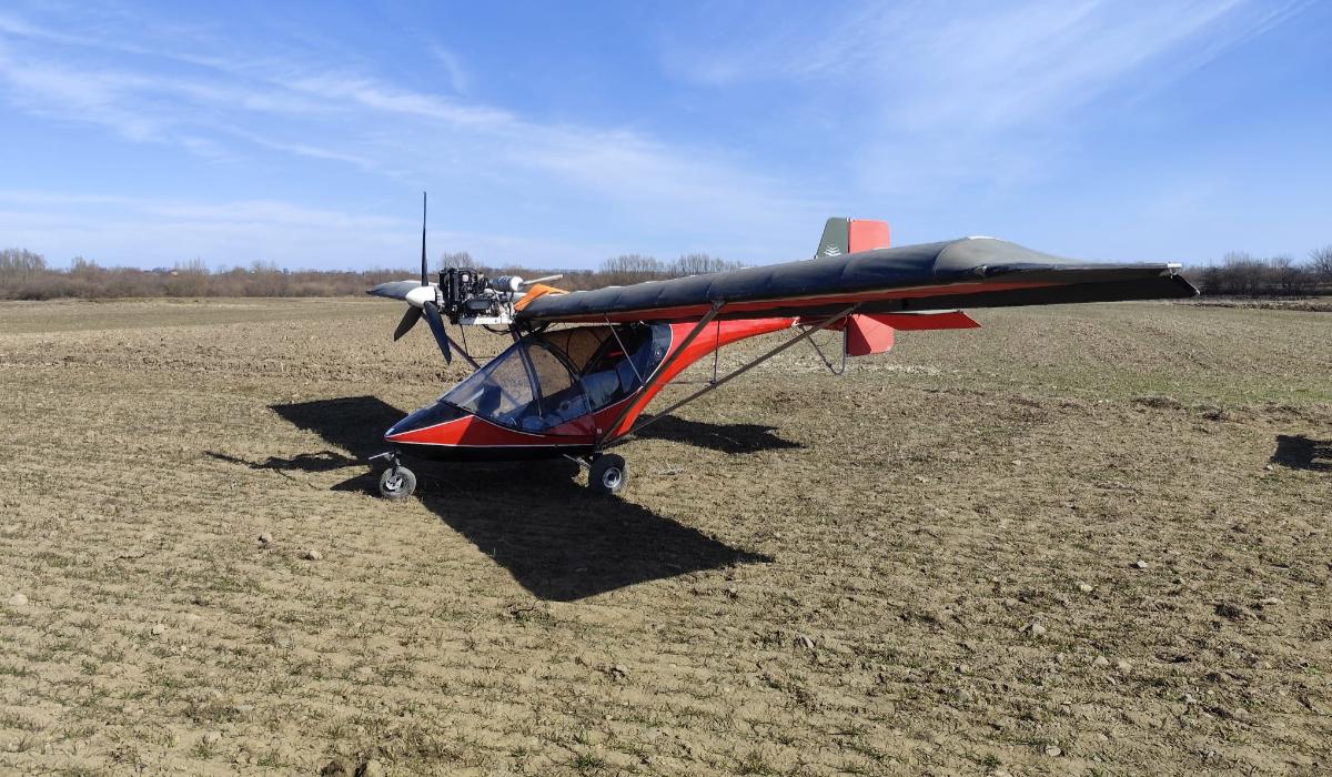 Un ucrainean de 31 de ani a intrat ilegal în România cu un avion ultraușor. A aterizat într-o grădină din Suceava
