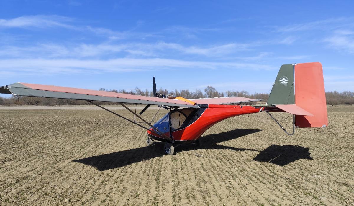 Un ucrainean de 31 de ani a intrat ilegal în România cu un avion ultraușor. A aterizat într-o grădină din Suceava