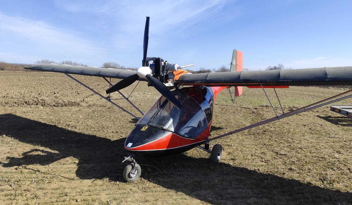 Un ucrainean de 31 de ani a intrat ilegal în România cu un avion ultraușor. A aterizat într-o grădină din Suceava