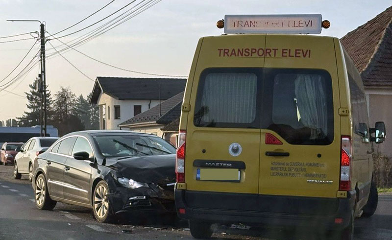 ACCIDENT în SEINI - Coliziune între un autoturism și un microbuz școlar pe DN1C