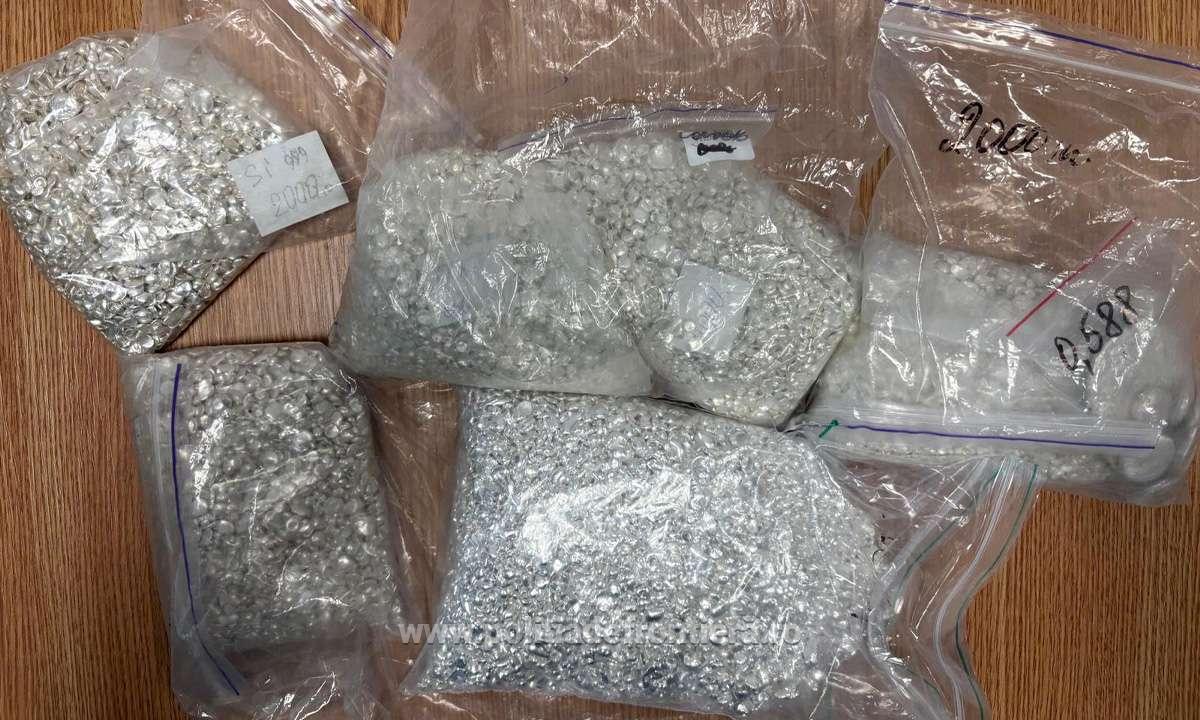 Argint de peste 155.000 de lei, descoperit ascuns într-un microbuz la controlul de frontieră