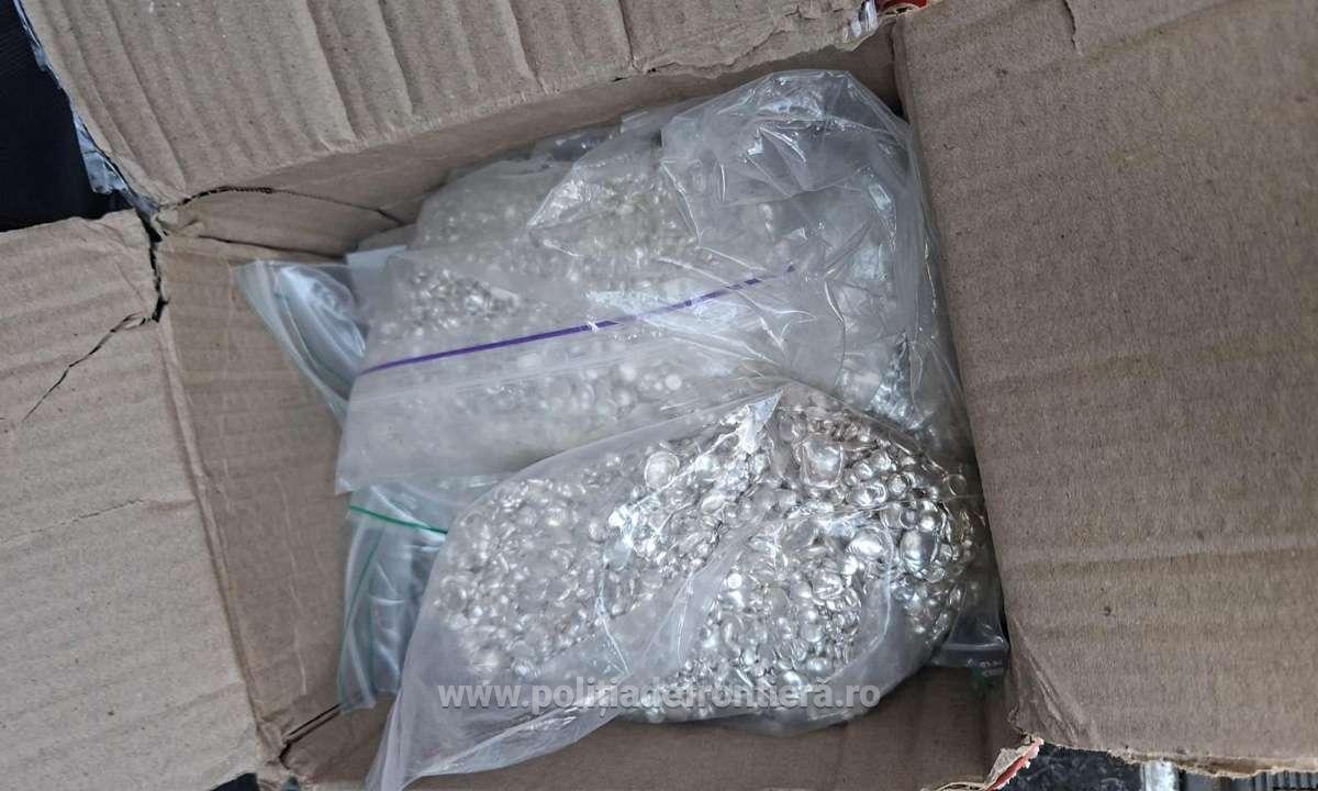 Argint de peste 155.000 de lei, descoperit ascuns într-un microbuz la controlul de frontieră