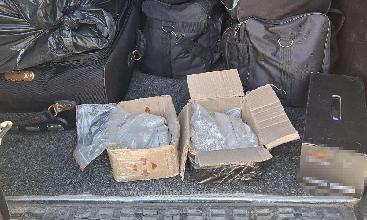 Argint de peste 155.000 de lei, descoperit ascuns într-un microbuz la controlul de frontieră